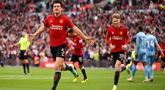 Manchester United look for their FA Cup title